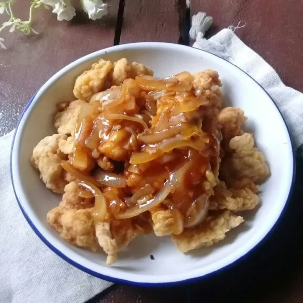 Tata ayam pada piring, lalu siram dengan saus, sajikan.