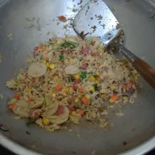 Sesaat sebelum dimatikan, tambahkan daun bawang. aduk rata. pindahkan kepiring saji.