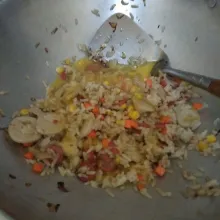 Tuang kocokan telur, aduk rata hingga telur matang dan merata.
