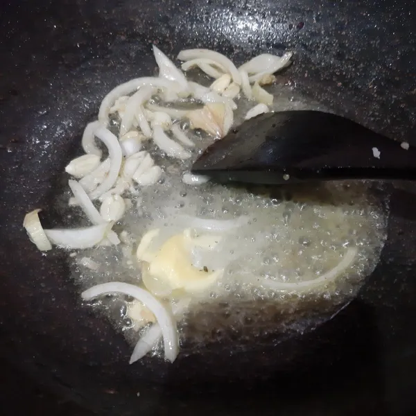 Panaskan mentega, tumis bawang bombai dan bawang putih hingga wangi.