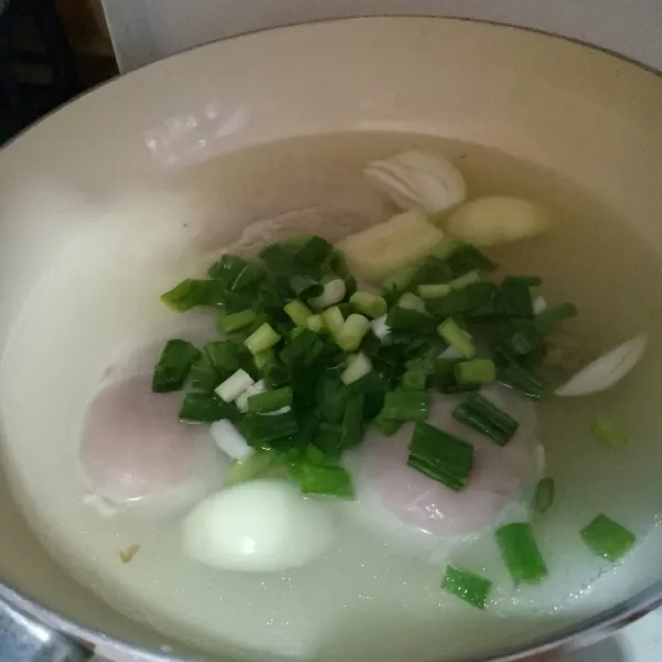 Untuk bahan ayam : masak air kaldu, masukkan ayam, daun bawang, bawang bombay dan jahe.