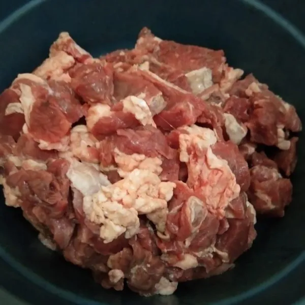 Potong dadu daging sesuai selera dan bersihkan.