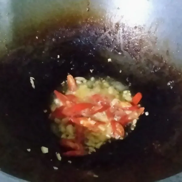 Tumis bawang putih dan cabe merah sampai harum.