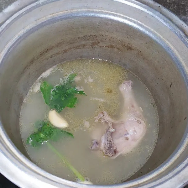 Rebus ayam dengan 500 ml air bersama semua bahan kecuali beras.
