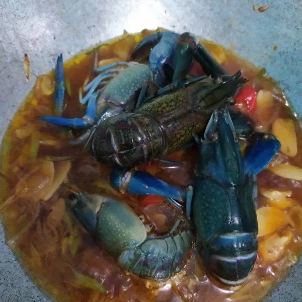 Masukkan lobster.