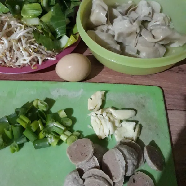 Siapkan bahan bahan, potong sayuran dan bakso.