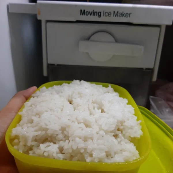 Dingin kan nasi dalam freezer selama kurang lebih 30 menit.