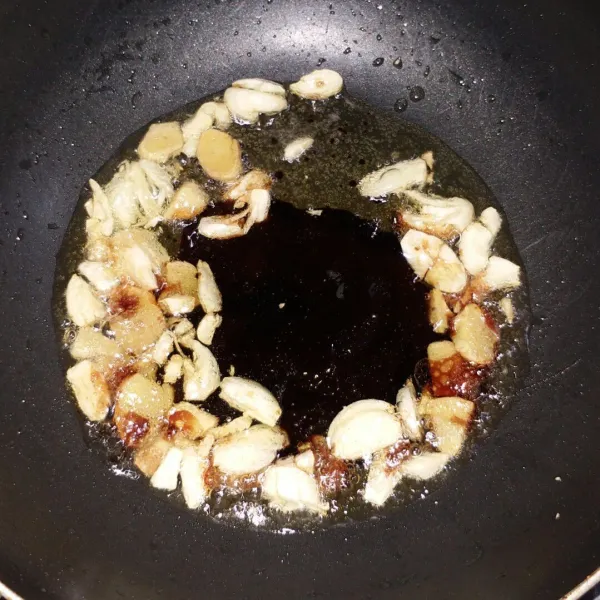 Masukkan kecap asin, saos tiram, minyak wijen dan lada bubuk. Aduk hingga bumbu matang.
