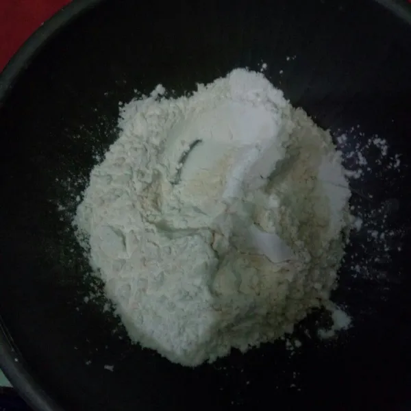 Campurkan tepung beras,tepung terigu dan tepung tapioka aduk rata.