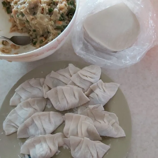 Ambil 1 kulit dumpling isi dengan  secukupnya adonan isian oles pinggiran kulit  dumpling lalu lipat menurut selera.