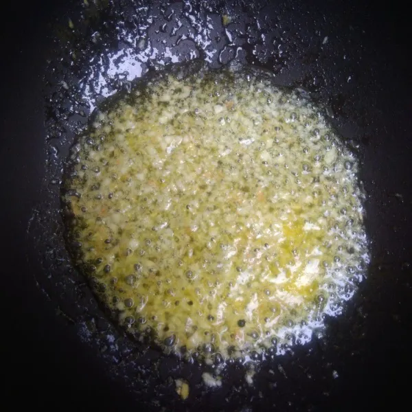 Siapkan wajan, panaskan margarin+minyak wijen. Tumis bawang putih & jahe cincang sampai wangi.