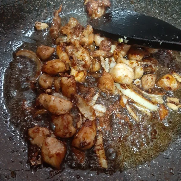 Masukkan ayam gorengnya, aduk cepat hingga berbalut saosnya. Koreksi rasanya. Jika sudah cukup, matikan api dan sajikan segera.