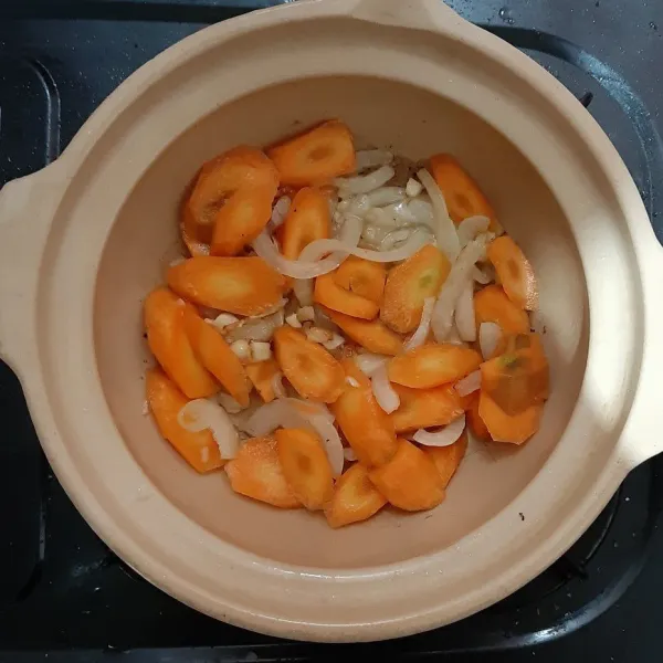 Masukkan wortel, aduk² hingga wortel setengah matang.