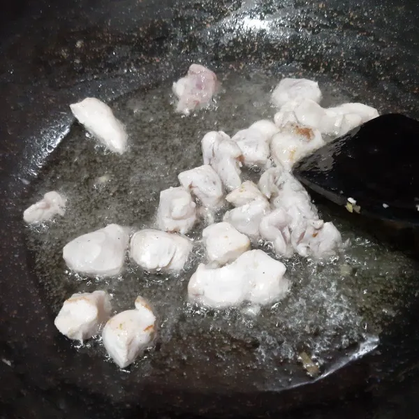 Goreng ayam dengan minyak secukupnya hingga matang.