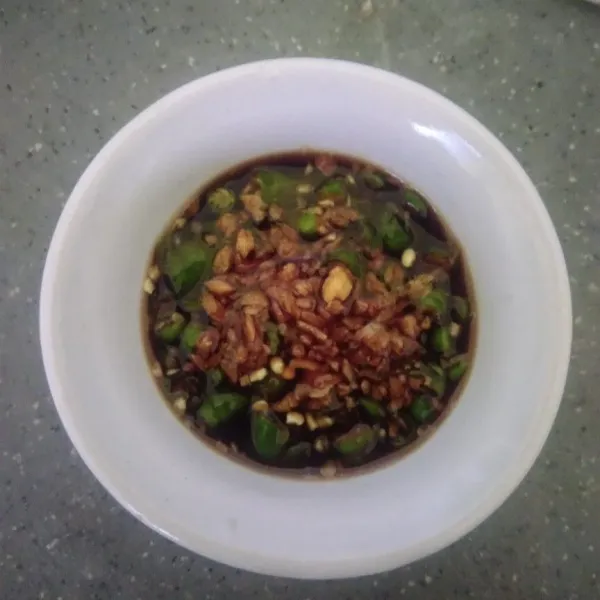 Dalam mangkuk, masukkan irisan cabai, bawang putih dan kecap. Aduk rata.