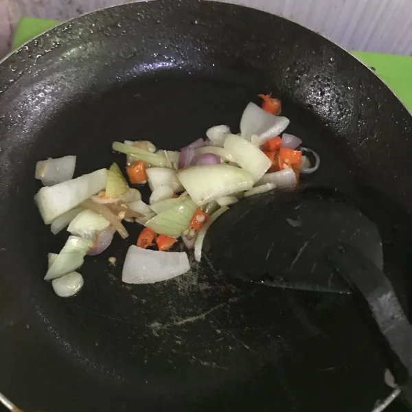 Tumis bawang putih, bawang merah, bawang bombay dan cabai hingga harum.