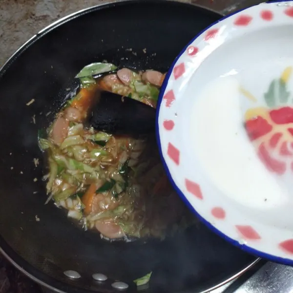 Tuang larutan pengental, aduk rata. Masak hingga meletup-letup. Angkat dan siap disajikan.