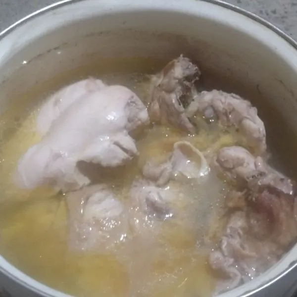 Rebus dada ayam dan tiriskan setelah empuk.