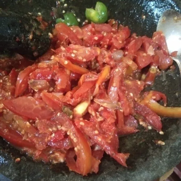 Berhubung kami sekeluarga kurang suka acar tomat dan bawang nya maranggi, jadi diganti dengan sambal. Bahnnya yaitu iris tipis tomat kemudian bawang merah digoreng hingga wangi. Ulek cabe rawit dengan bawang yang sudah digoreng. Beri garam dan gula kemudian campurkan dengan irisan tomat tadi. Aduk rata (tomat tidak perlu dihalusan). Jika ada jeruk nipis bisa dikasih sedikit.