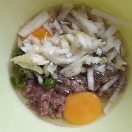 Tambahkan bawang bombay dan irisan daun bawang