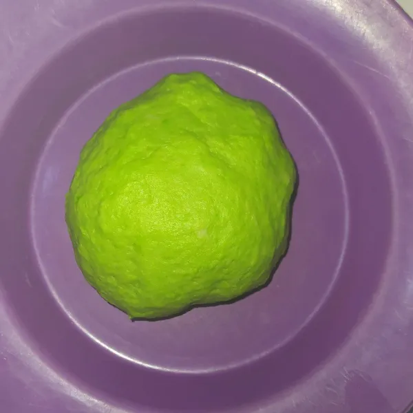 Campurkan jadi satu tepung terigu, maizena,baking powder, gula halus, ragi,aduk rata, tuangkan air sedikit demi sedikit serta beri secukupnya pasta pandan, tambahkan minyak dan uleni sampai kalis.