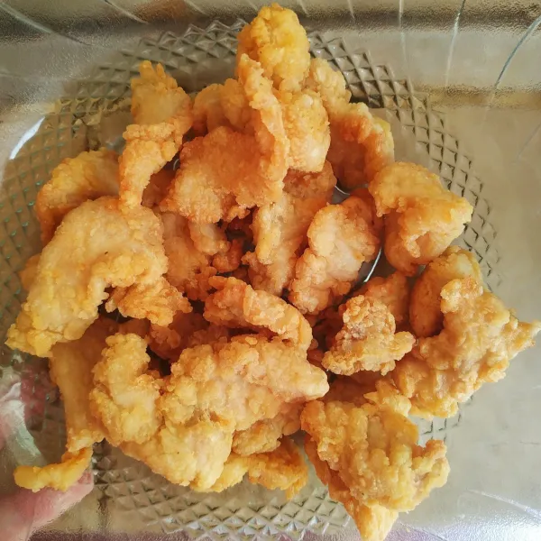 Goreng ayam yang sudah di balur dengan tepung sampai terlihat golden brown.