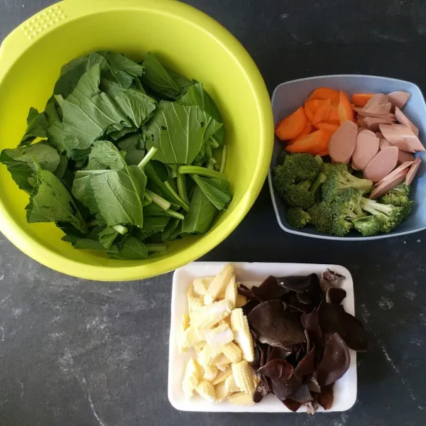 Potong-potong wortel, sosis, putren, jamur kuping, brokoli dan sawi hijau. Cuci bersih lalu tiriskan.