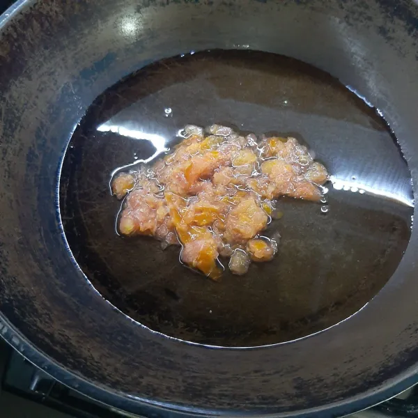 Masak tomat yang sudah di haluskan hingga matang dan mengeluarkan air, lalu sisihkan tomat.