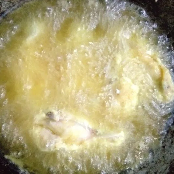 Panaskan minyak agak banyak lemudian goreng ayam berlapis tepung sampai berwarna kecoklatan,angkat dan tiriskan.