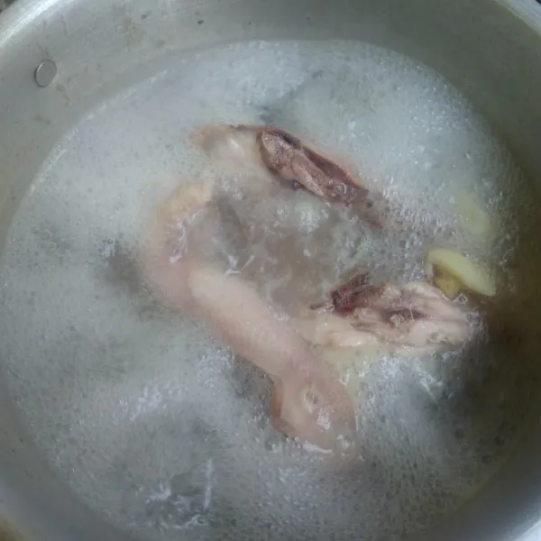 Siapkan air di panci, campur semua bahan kaldu ayam jadi 1. Rebus selama 45 menit sampai sari keluar (setelah mendidih, rebus degan api kecil). Buang busa di permukaan kaldu. Sisihkan 750 ml utk nasi. Sisa utk dijadikan kuah sop (buang semua bekas rebusan jahe & bawang putih). Sisihkan ayam untuk dijadikan pek cam ke sebagai pendamping nasi hainam.