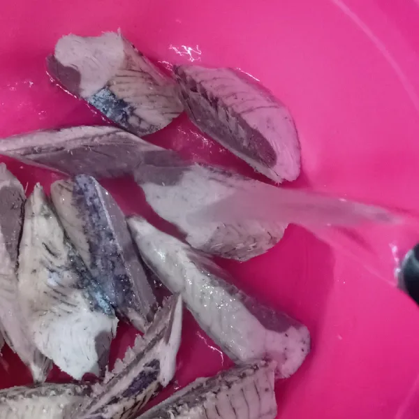 Rendam ikan tongkol dengan air panas, kira-kira 5 menit.