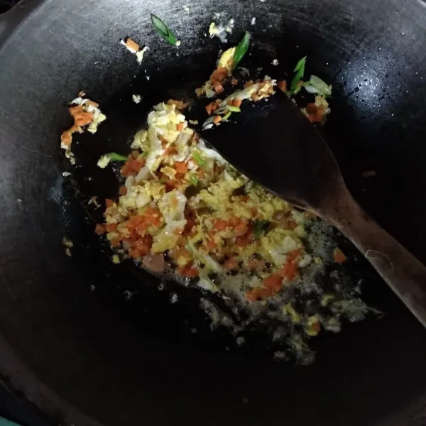 Masukkan potongan wortel dan daun bawang. Aduk-aduk, masak hingga wortel matang.