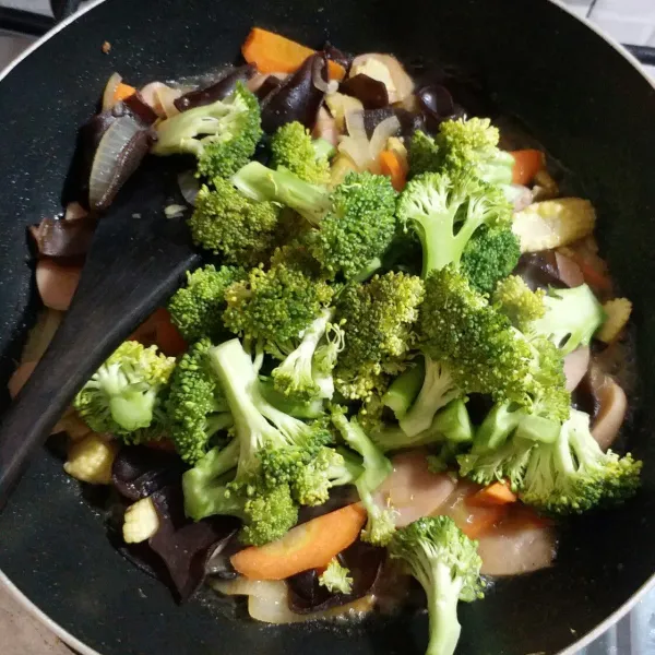 Kemudian masukkan brokoli. Tambahkan saos tiram, kecap asin, gula,garam, kaldu bubuk, lada bubuk. Tumis hingga brokoli layu, lalu koreksi rasa.