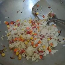 Tambahkan nasi, aduk rata.