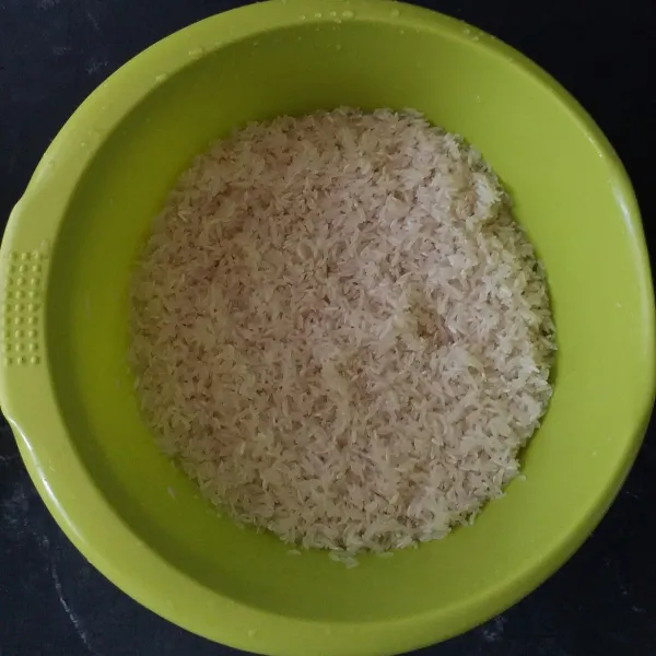 Cuci bersih beras, lalu tiriskan.