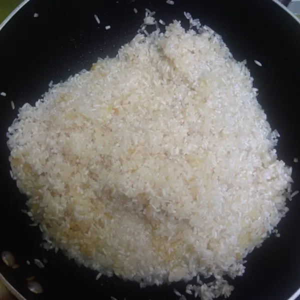 Masukan beras, aduk rata. Masak sekitar 5 menit sambil di aduk.