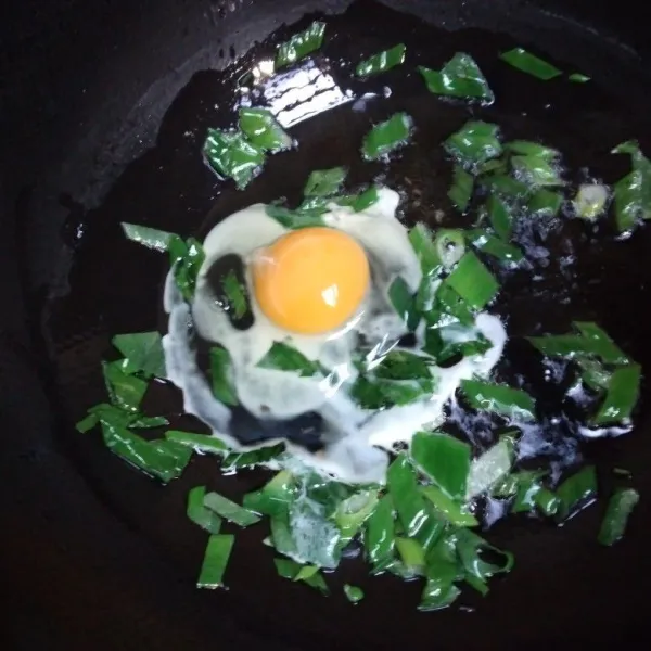 Panaskan minyak, tumis daun bawang hingga harum, masukkan telur tunggu hingga setengah matang, lalu orak arik telur.