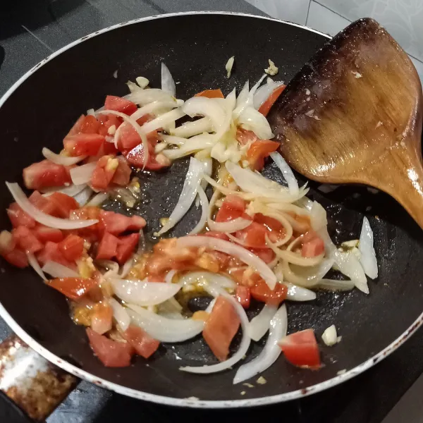 Panaskan minyak zaitun/goreng, tumis bawang putih, bawang bombai dan jahe sampai harum dan wangi. Kemudian masukkan tomat, aduk rata.