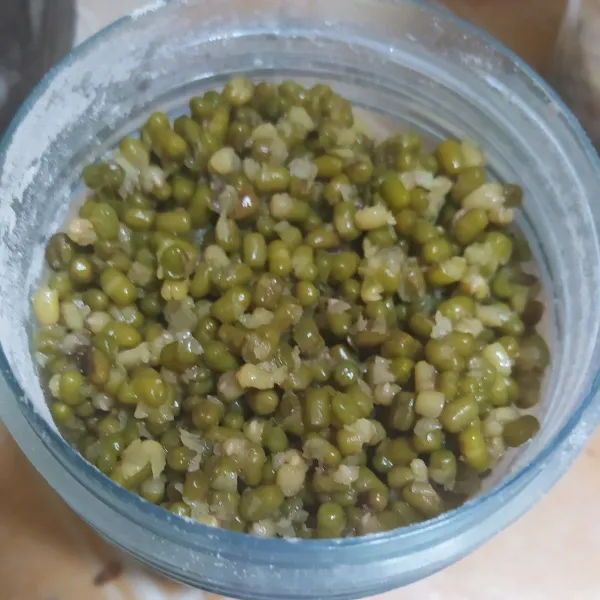 Rebus kacang hijau sampai empuk lalu blender dengan air sampai lembut, masak dalam panci anti lengket dengan gula sampai adonan bisa di pulung, sisihkan.