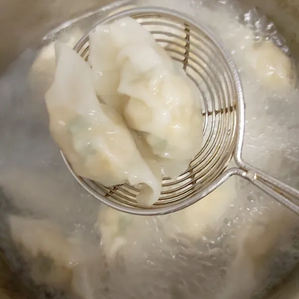 Tanda dumpling matang  kalau kulitnya sudah terlihat bening  setelah dumpling matang angkat dan ambil satu persatu tata di piring saji.