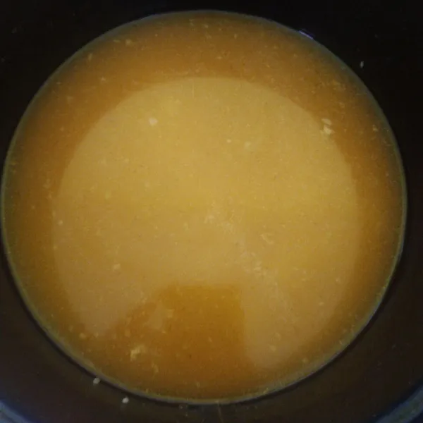 Dalam wadah magicom. Masukan beras tumis, air kaldu & beri kecap manis+kecap asin+secukupnya garam, kaldu jamur, lada. Tes rasa. Tutup magicom dan tekan tombol cook.