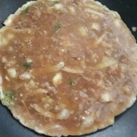 Panaskan teflon kecil,tuang dadar telur sebagian