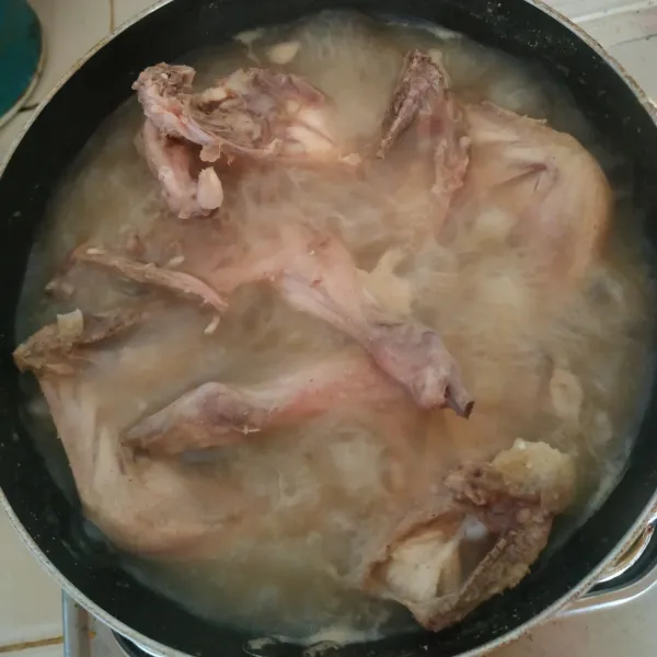 Rebus ayam dengan bumbu sampai bumbu mengering