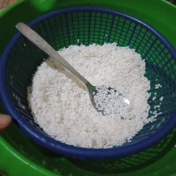Cuci bersih pulut atau beras ketan lalu tiriskan.