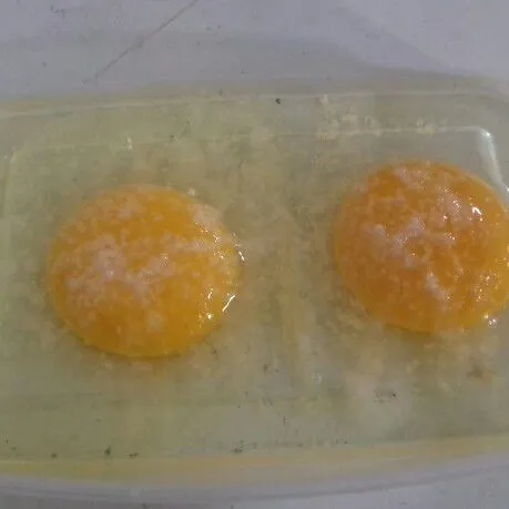 Tambahkan garam, lada dan kaldu jamur pada telur. Kocok rata.