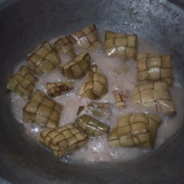 Masak terus hingga santan kental meresap dan ketupat menjadi padat. Tanda sudah matang. Matikan api. Tunggu hangat.