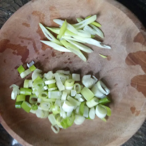 Potong-potong daun bawang dan tomat