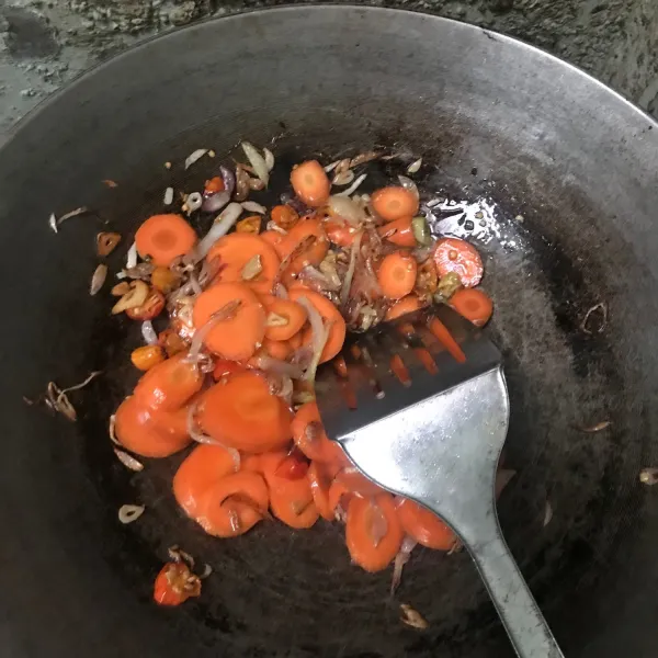 Lalu masukan wortel, tunggu hingga setengah layu