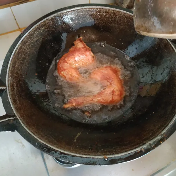 Goreng ayam dengan api sedang agar tidak gosong