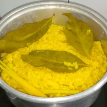 Lalu kukus, masukkan juga daun salam dan serehnya, kukus sampai ketan matang selama 45 menit.